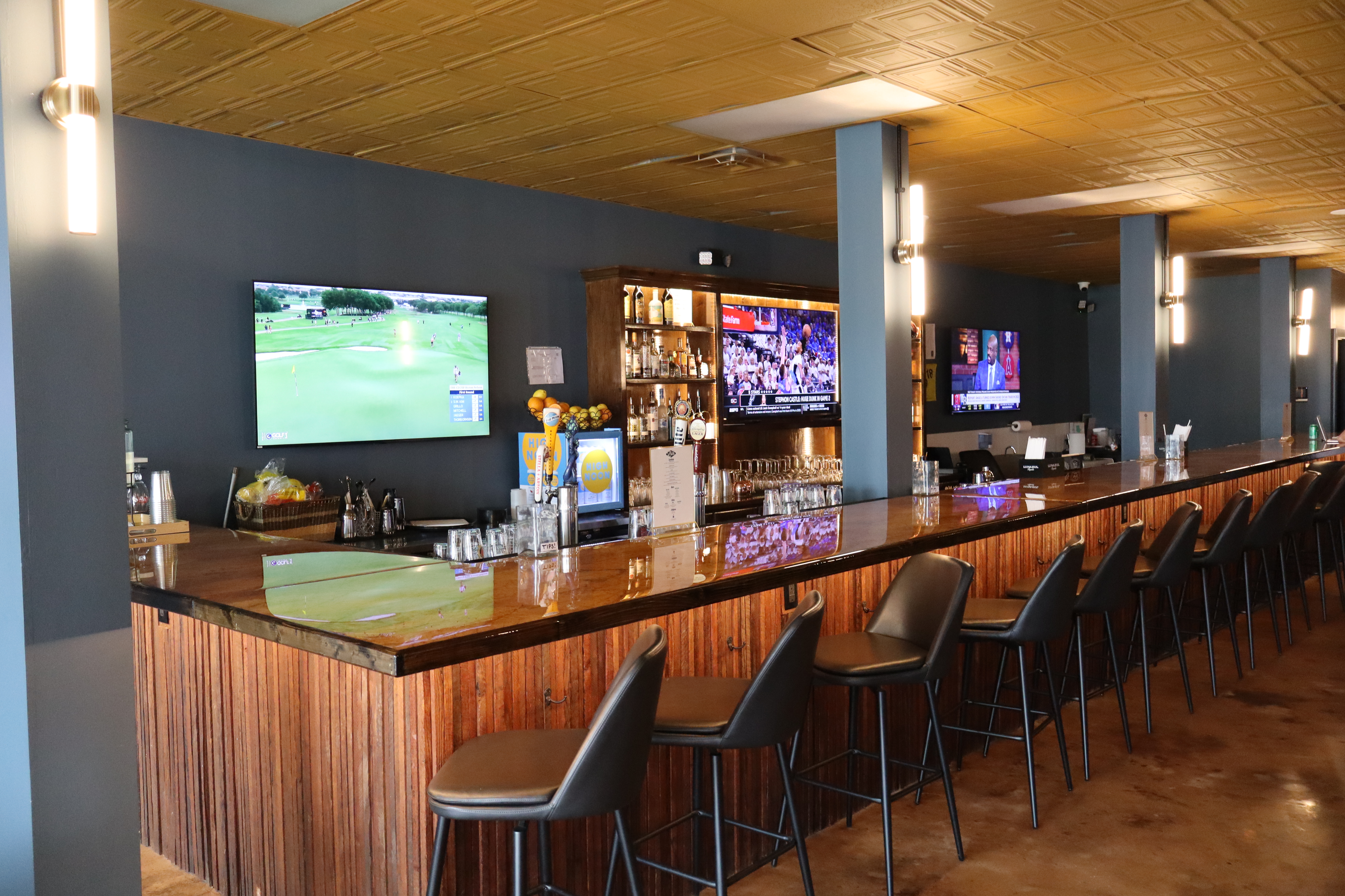 The bar at Stroke of Luck